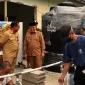 Gubernur Kalbar Ria Norsan meninjau penyaluran air bersih untuk warga Pontianak.