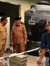 Gubernur Kalbar Ria Norsan meninjau penyaluran air bersih untuk warga Pontianak.