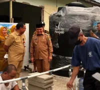 Gubernur Kalbar Ria Norsan meninjau penyaluran air bersih untuk warga Pontianak.