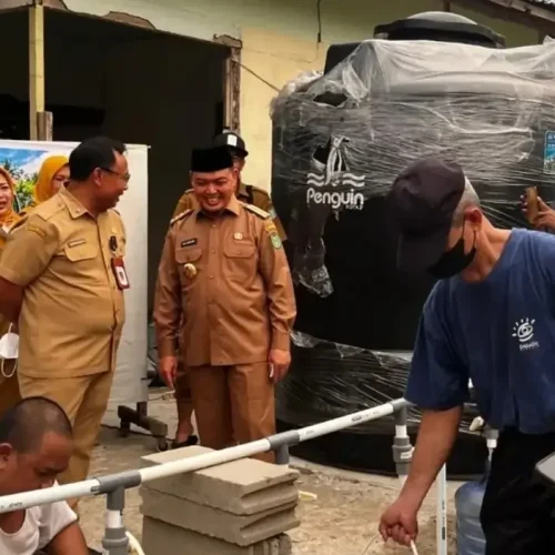 Gubernur Kalbar Ria Norsan meninjau penyaluran air bersih untuk warga Pontianak.