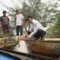 Wali Kota Pontianak Edi Rusdi Kamtono mengecek air tawar yang dibawa menggunakan tongkang dari Terentang di IPA Parit Mayor, Minggu (20/9/2026).