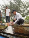 Wali Kota Pontianak Edi Rusdi Kamtono mengecek air tawar yang dibawa menggunakan tongkang dari Terentang di IPA Parit Mayor, Minggu (20/9/2026).