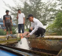 Wali Kota Pontianak Edi Rusdi Kamtono mengecek air tawar yang dibawa menggunakan tongkang dari Terentang di IPA Parit Mayor, Minggu (20/9/2026).