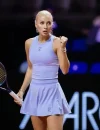 Anastasia Potapova sedang bertanding di lapangan tenis, mengenakan perlengkapan tenis profesional. (instagram.com/anapotapovaa)