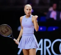 Anastasia Potapova sedang bertanding di lapangan tenis, mengenakan perlengkapan tenis profesional. (instagram.com/anapotapovaa)