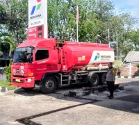 Antrean BBM di SPBU Pontianak kini terkendali dengan pengawasan polisi.