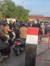 Antrean kendaraan mengular di salah satu SPBU di Kabupaten Ketapang meski pasokan BBM tambahan telah didistribusikan.