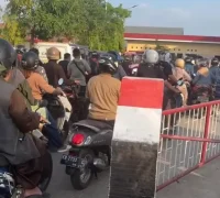 Antrean kendaraan mengular di salah satu SPBU di Kabupaten Ketapang meski pasokan BBM tambahan telah didistribusikan.