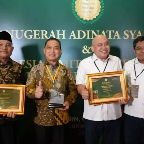 Gubernur Kalimantan Barat Ria Norsan menerima penghargaan pada Anugerah Adinata Syariah 2026 di Jakarta setelah Kalbar meraih tiga penghargaan nasional, termasuk Juara Kategori Wakaf.