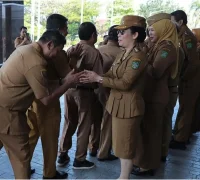 Wali Kota Singkawang Tjhai Chui Mie usai memimpin apel gabungan ASN dan menegaskan pentingnya disiplin usai libur Lebaran.