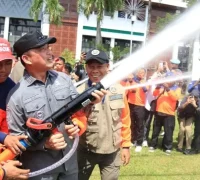 Gubernur Kalbar Ria Norsan dalam kegiatan penanganan karhutla di halaman Kantor Gubernur Kalbar,Pontianak, Kamis (16/4/2026).