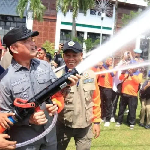 Gubernur Kalbar Ria Norsan dalam kegiatan penanganan karhutla di halaman Kantor Gubernur Kalbar,Pontianak, Kamis (16/4/2026).