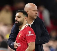 Arne Slot dan Mohamed Salah saat sesi latihan Liverpool jelang laga kontra Tottenham Hotspur