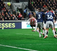 Pemain Arsenal berebut bola dengan pemain Brentford dalam laga Premier League yang berakhir imbang 1-1.