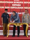 KPK menyerahkan aset rampasan negara kepada KPU dan Polri dalam program asset recovery di Jakarta.