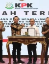 Penyerahan aset rampasan oleh Komisi Pemberantasan Korupsi kepada Kejaksaan Agung senilai Rp20,2 miliar. (Foto Dok. KPK)
