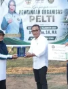Ketua PELTI Kalbar Erlina Norsan memberikan arahan kepada pengurus, pelatih, dan atlet saat pembinaan tenis di Lapangan Tenis Sukadana, Kayong Utara.