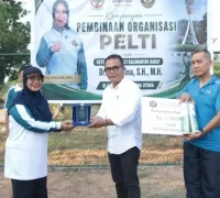 Ketua PELTI Kalbar Erlina Norsan memberikan arahan kepada pengurus, pelatih, dan atlet saat pembinaan tenis di Lapangan Tenis Sukadana, Kayong Utara.