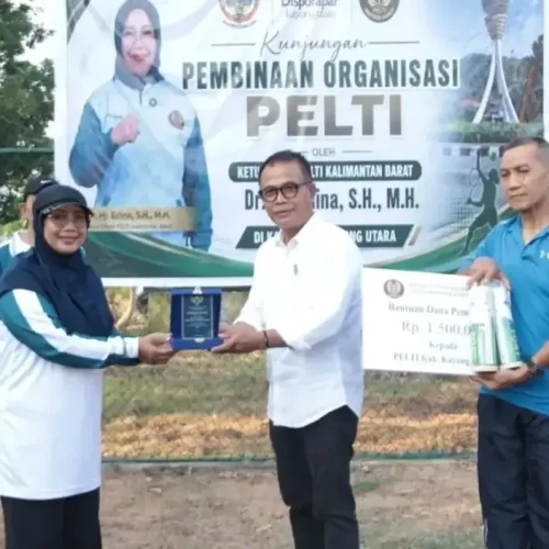 Ketua PELTI Kalbar Erlina Norsan memberikan arahan kepada pengurus, pelatih, dan atlet saat pembinaan tenis di Lapangan Tenis Sukadana, Kayong Utara.