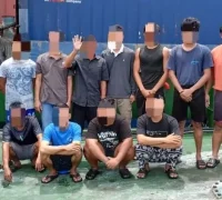 12 awak kapal Indonesia yang ditahan Maritim Malaysia di perairan Miri karena dokumen tidak lengkap.