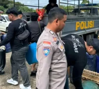 Petugas Polres Kapuas Hulu mengamankan jerigen dan tangki modifikasi di SPBU Putussibau