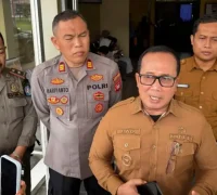 Bupati Kubu Raya Sujiwo meminta Pertamina mengatasi antrean panjang BBM di sejumlah SPBU serta memperketat pengawasan distribusi agar pasokan tetap tersedia bagi masyarakat. (Foto: Prokopim KKR)