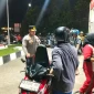 Petugas Polres Kubu Raya memantau antrean kendaraan di SPBU untuk memastikan stok Pertalite tetap aman dan distribusi berjalan lancar.