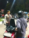 Petugas Polres Kubu Raya memantau antrean kendaraan di SPBU untuk memastikan stok Pertalite tetap aman dan distribusi berjalan lancar.