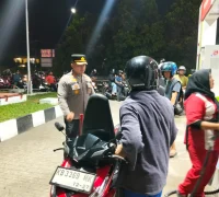 Petugas Polres Kubu Raya memantau antrean kendaraan di SPBU untuk memastikan stok Pertalite tetap aman dan distribusi berjalan lancar.