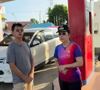 Wali Kota Tjhai Chui Mie meninjau antrean kendaraan di SPBU di Singkawang untuk memastikan stok BBM dari PT Pertamina (Persero) tetap aman.