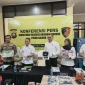Konferensi pers Polda Kalbar terkait pengungkapan mafia BBM dan PETI.
