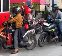 Antrean kendaraan di salah satu SPBU Kota Pontianak.