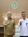 Sekda Kalbar Harisson bersama Kepala BKKBN Kalbar Nuryamin saat pertemuan perpisahan di Ruang Kerja Sekda Kalbar, Pontianak, Senin (11/5/2026.