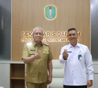 Sekda Kalbar Harisson bersama Kepala BKKBN Kalbar Nuryamin saat pertemuan perpisahan di Ruang Kerja Sekda Kalbar, Pontianak, Senin (11/5/2026.