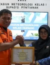 Penyerahan penghargaan Basarnas kepada BMKG Supadio atas dukungan Operasi SAR helikopter PK-CFX.