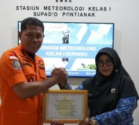 Penyerahan penghargaan Basarnas kepada BMKG Supadio atas dukungan Operasi SAR helikopter PK-CFX.
