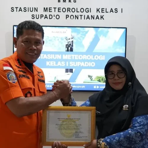 Penyerahan penghargaan Basarnas kepada BMKG Supadio atas dukungan Operasi SAR helikopter PK-CFX.