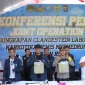 Petugas BNN RI menunjukkan barang bukti laboratorium narkoba mephedrone jaringan Rusia yang dibongkar di Gianyar, Bali.