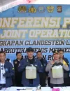 Petugas BNN RI menunjukkan barang bukti laboratorium narkoba mephedrone jaringan Rusia yang dibongkar di Gianyar, Bali.