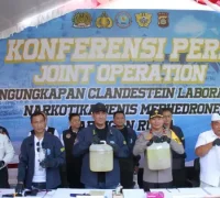 Petugas BNN RI menunjukkan barang bukti laboratorium narkoba mephedrone jaringan Rusia yang dibongkar di Gianyar, Bali.