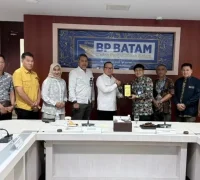 Bupati Kubu Raya Sujiwo melakukan kunjungan ke BP Batam untuk mempelajari pengelolaan sistem air bersih.