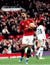 Pemain Manchester United, Bruno Fernandes merayakan gol kemenangan ke gawang Crystal Palace di Old Trafford.