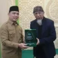 Gubernur Kalimantan Barat Ria Norsan menerima penyerahan simbolis wakaf 40 ribu mushaf Al-Qur'an dari Badan Wakaf Alquran Indonesia di Masjid An-Naim, Kantor Gubernur Kalbar.