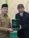 Gubernur Kalimantan Barat Ria Norsan menerima penyerahan simbolis wakaf 40 ribu mushaf Al-Qur'an dari Badan Wakaf Alquran Indonesia di Masjid An-Naim, Kantor Gubernur Kalbar.