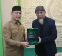Gubernur Kalimantan Barat Ria Norsan menerima penyerahan simbolis wakaf 40 ribu mushaf Al-Qur'an dari Badan Wakaf Alquran Indonesia di Masjid An-Naim, Kantor Gubernur Kalbar.