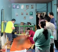 Jenazah balita KA berada di kediaman keluarga di Dusun Jemongko sebelum dimakamkan.