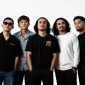 Personel band lintas negara COUPPON asal Kuching dan Pontianak saat memperkenalkan single perdana "Merugilah".
