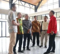 Wakil Gubernur Kalbar Krisantus Kurniawan meninjau pembangunan terminal baru Bandara Rahadi Oesman di Kabupaten Ketapang.