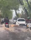 Genangan banjir merendam Jalan Perdana Pontianak akibat hujan deras dan air pasang Sungai Kapuas yang terjadi bersamaan.