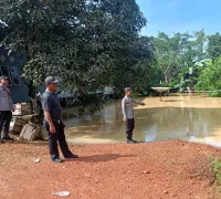 Banjir merendam rumah warga di Toba Sanggau akibat luapan Sungai Bawang.